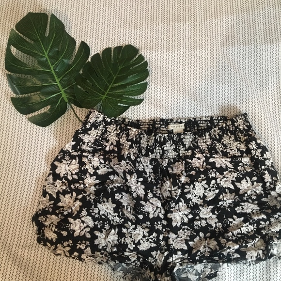 Black and White Floral Fabric Elastic Shorts - Picture 2 of 2